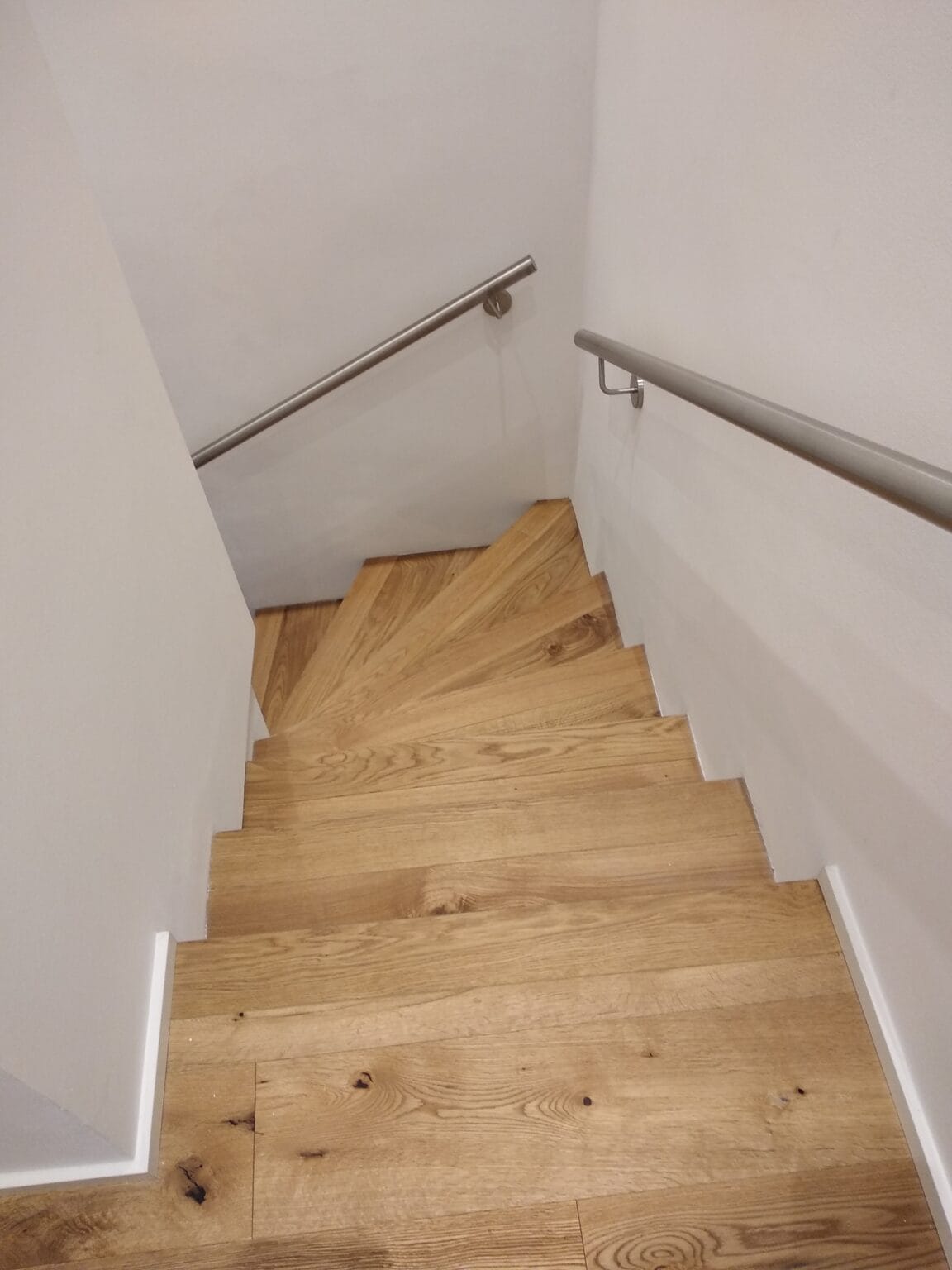 Altbausanierung in München: Kosten, Ablauf und Zuschüsse - MR Umbau Holztreppe mit Handlauf in einem sanierten Haus