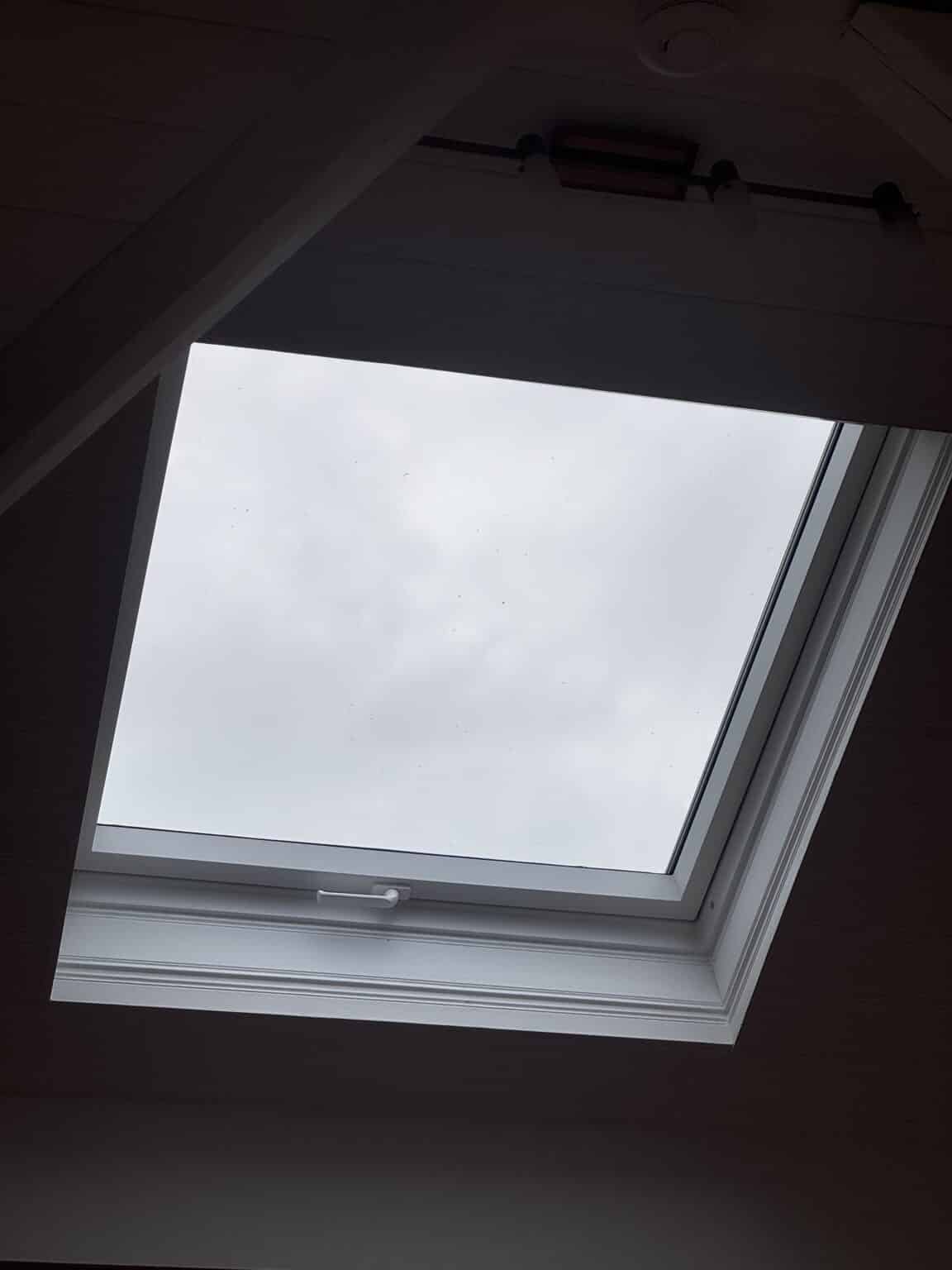 Neu eingebautes Dachfenster von innen