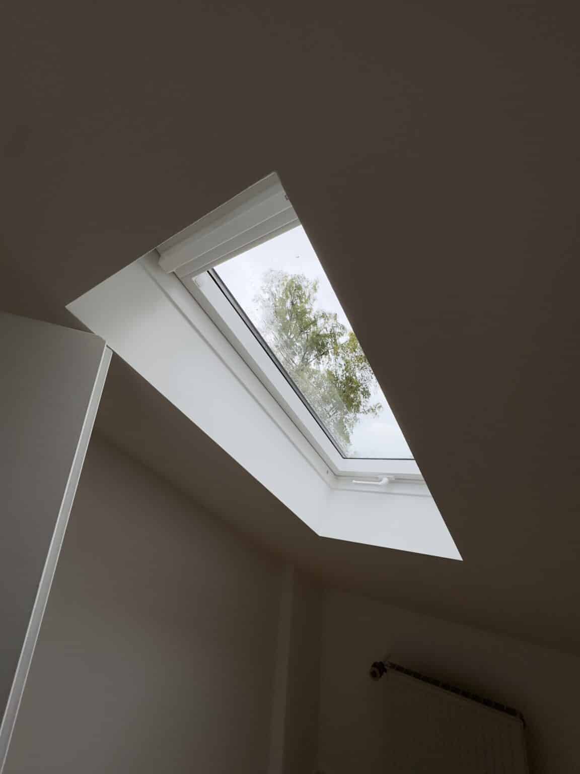 Dachfenster in der Schräge eines ausgebauten Dachgeschosses