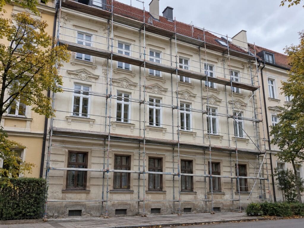 Straßenansicht eines Münchner Gründerzeithauses mit Fassadengerüst