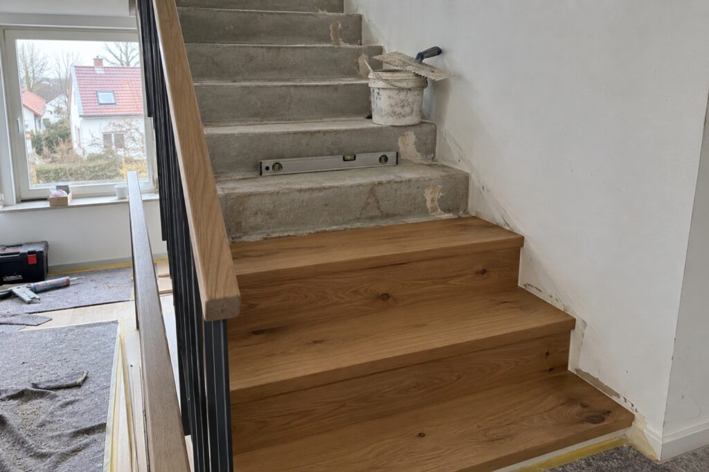 Alte Betontreppe wird mit neuen Eichenstufen belegt