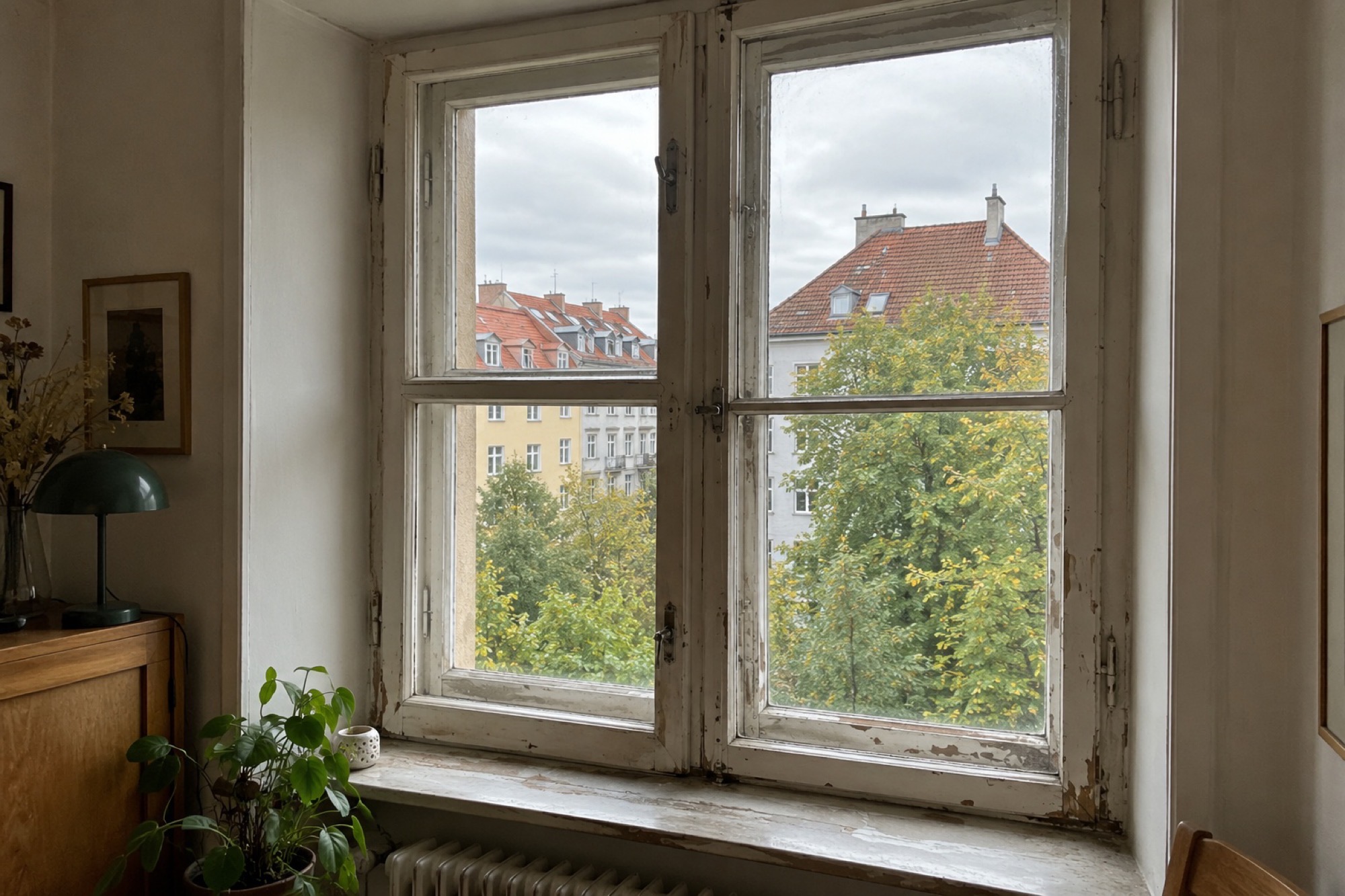 Fenster tauschen Altbau: Worauf es bei Aufmaß, Einbau und Lüften ankommt - MR Umbau Fenster tauschen im Altbau: altes Holzfenster mit abblätternder Farbe
