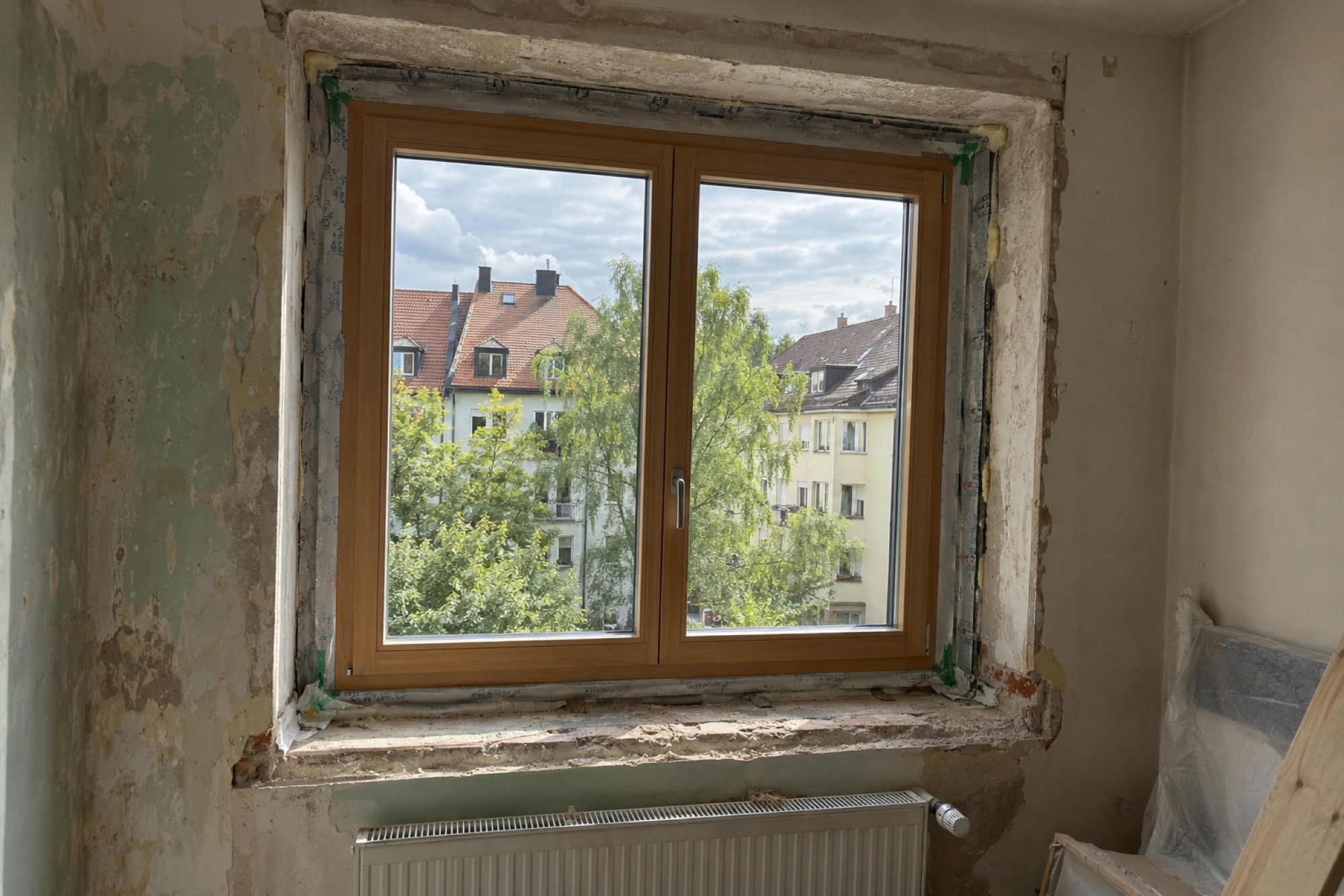 Fenster tauschen Altbau: Worauf es bei Aufmaß, Einbau und Lüften ankommt - MR Umbau Neues Holzfenster in der Altbaulaibung, der Putz ist noch offen