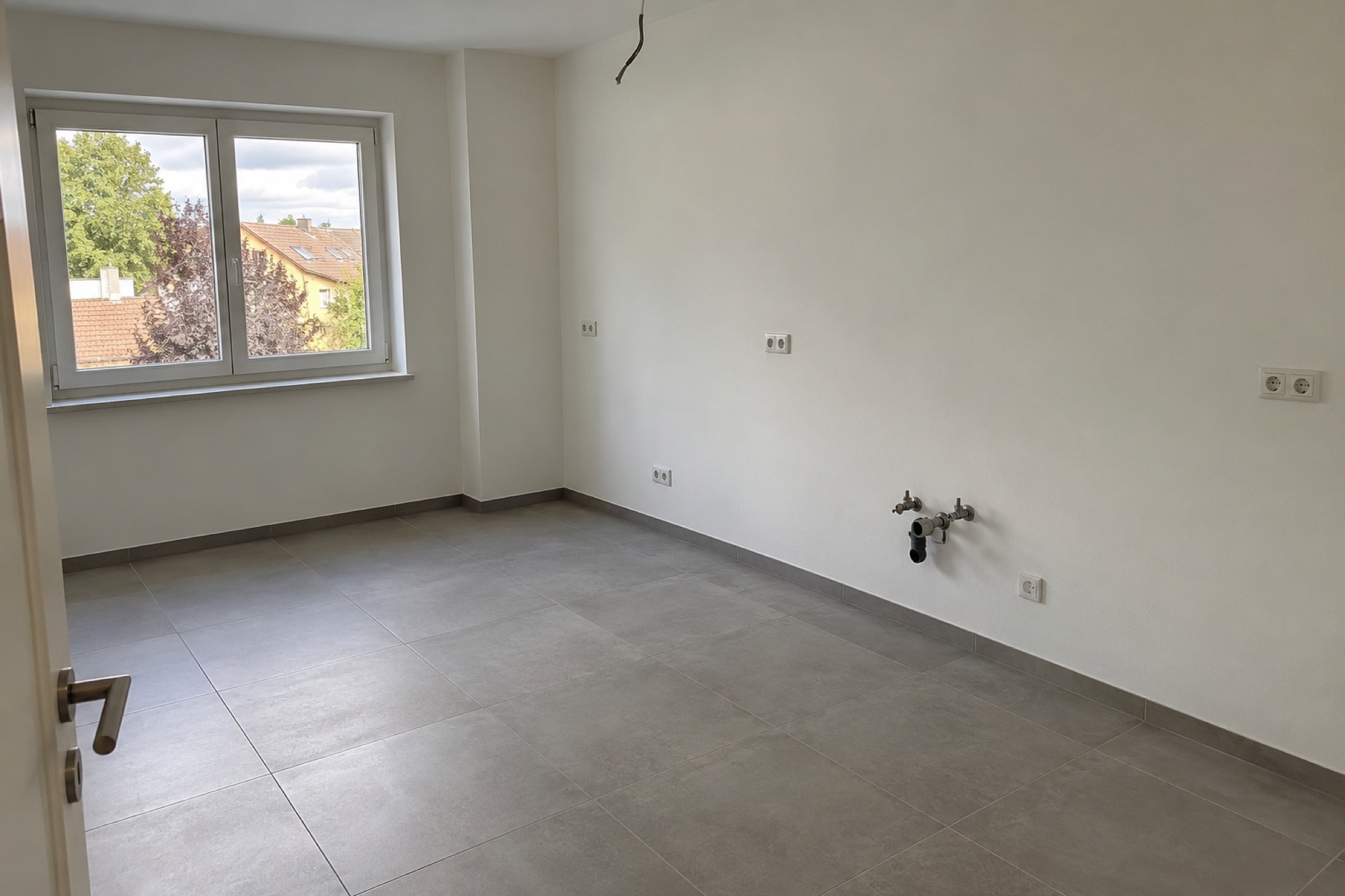 Küche planen: Vom Aufmaß bis zum Einbau - MR Umbau Leerer Küchenraum vor der Montage mit Anschlüssen für Wasser und Strom