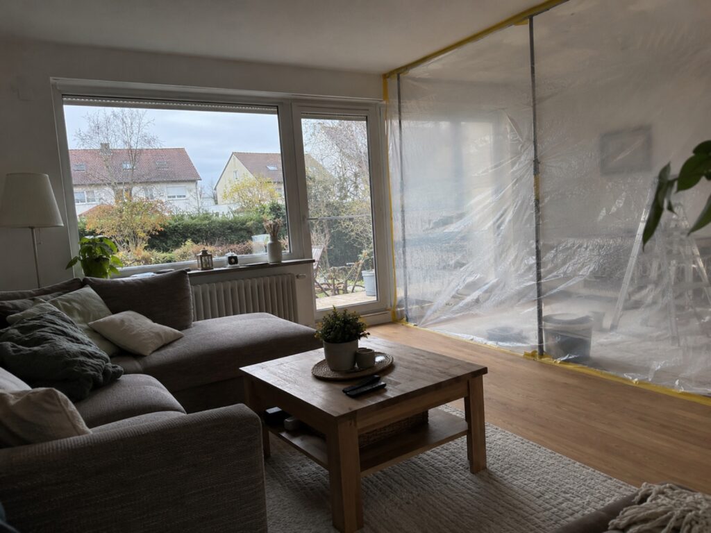 Sanierung im bewohnten Haus: Staubschutzwand aus Folie im Wohnzimmer