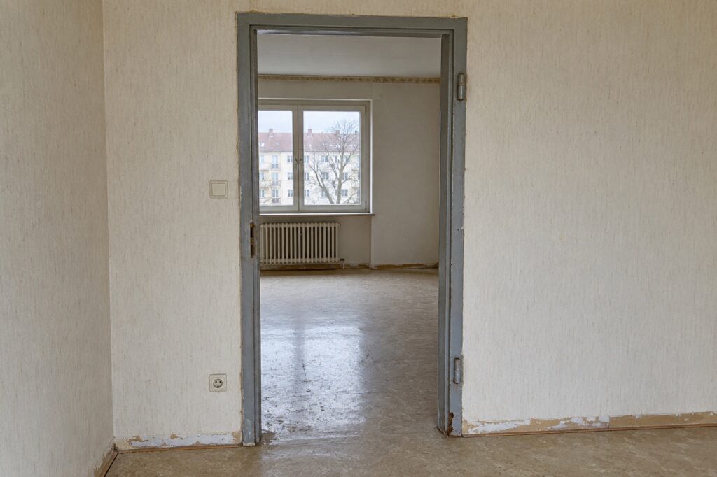 Türzarge im Altbau: Durchgang mit grauer Zarge und Blick ins nächste Zimmer