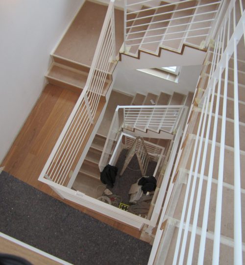 Treppenhaus mit Stahlfang, Habdlauf Holzstufen