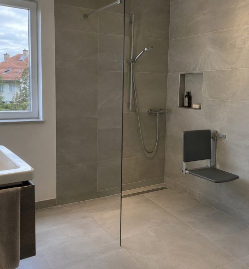 Barrierefreies Bad München - MR Umbau Bodengleiche Dusche mit Klappsitz, Haltegriff und Handbrause