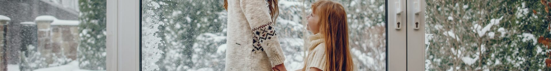 Wintergarten Familie Cute childrens at home. Kids in a Christmas decorations. Sisters in a cute sweaters.