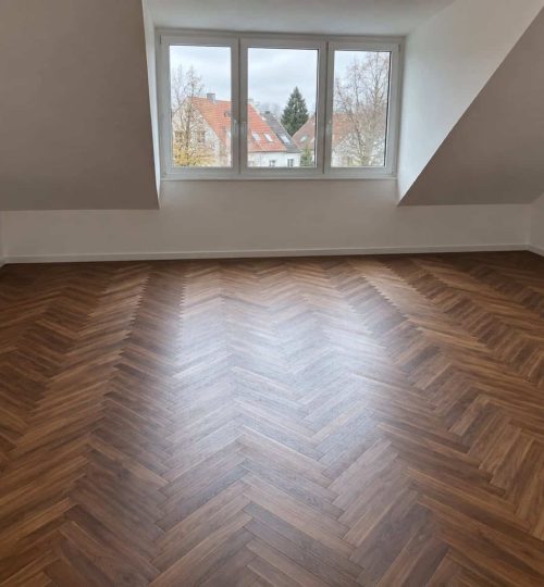 Schlafzimmer im Dachgeschoss mit Dachschräge und Gaube