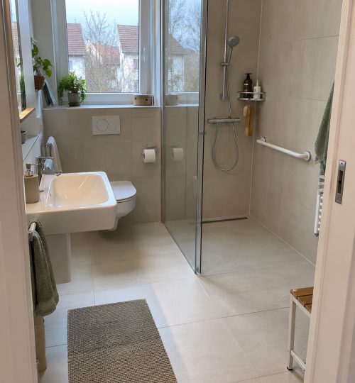 Barrierefreies Bad München - MR Umbau Kleines barrierefreies Bad mit bodengleicher Dusche und Haltegriff