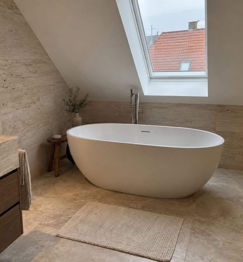 Bad im ausgebauten Dachgeschoss mit Dachschräge