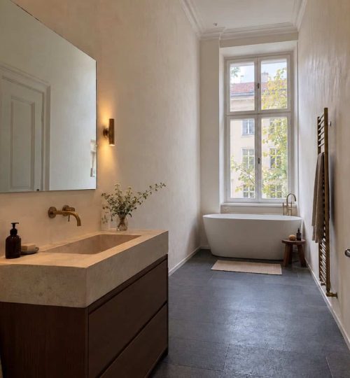 Schmales, langes Altbaubad mit hoher Decke