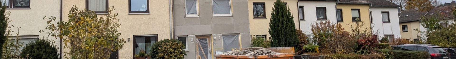 Sanierung Sauerlach: Reihenhauszeile mit Schuttcontainer vor einem Haus
