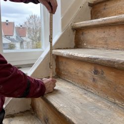 Aufmaß an einer alten Holztreppe vor der Treppenrenovierung