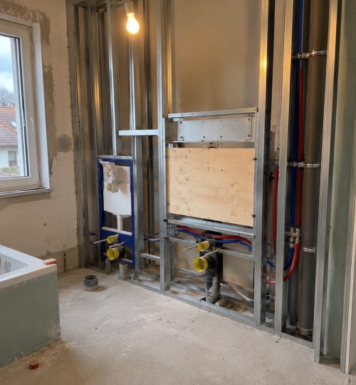 Barrierefreies Bad München - MR Umbau Offene Vorwand im Bad mit Holzplatte als Verstärkung für Haltegriffe
